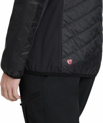 Schwarze Steppjacke mit schwarzen Einsätzen und Primaloft-Logo. Schwarze Steppjacke mit schwarzen Einsätzen und Primaloft-Logo.
