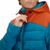 Detail einer blauen und orangefarbenen Kapuzenjacke.
