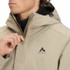 Ein Mann schließt eine beige Jacke mit McKinley-Logo auf der Brust.