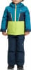 Kind in einer blauen Skijacke mit limettengrünen und dunkelblauen Akzenten.
