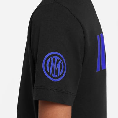 Schwarzes T-Shirt mit blauem Logo und Schriftzug auf dem Ärmel. Schwarzes T-Shirt mit blauem Logo und Schriftzug auf dem Ärmel.