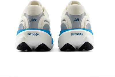 Rückansicht von New Balance Laufschuhen mit Logo und INFINION-Schriftzug. Rückansicht von New Balance Laufschuhen mit Logo und INFINION-Schriftzug.