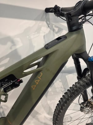 Grünes Mountain-Elektrofahrrad mit Federung und FOX-Logo. Grünes Mountain-Elektrofahrrad mit Federung und FOX-Logo.
