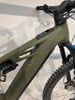 Grünes Mountain-Elektrofahrrad mit Federung und FOX-Logo.