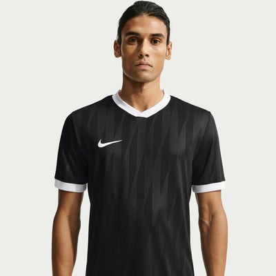 Ein Mann in einem schwarzen Fußballtrikot mit weißem Kragen und Nike-Logo. Ein Mann in einem schwarzen Fußballtrikot mit weißem Kragen und Nike-Logo.