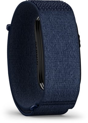 Ein dunkelblaues Textilarmband mit einem schwarzen Garmin-Streifen. Ein dunkelblaues Textilarmband mit einem schwarzen Garmin-Streifen.