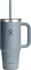 Graue Hydro Flask Tasse mit Strohhalm und Logo.