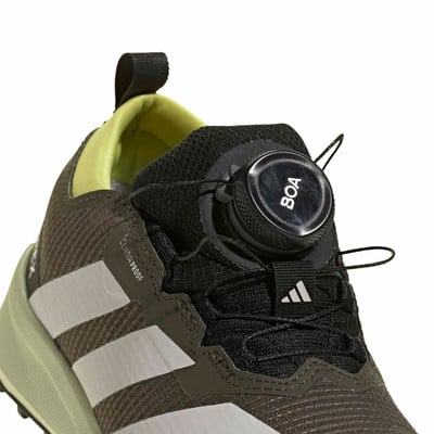 Detail eines Adidas Schuhs mit BOA-System und ClimaProof-Logo. Detail eines Adidas Schuhs mit BOA-System und ClimaProof-Logo.