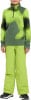 Junge in einem grünen Fleece-Pullover mit Reißverschluss und hellgrüner Skihose.