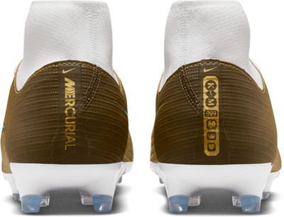 Goldene Nike Mercurial Fußballschuhe mit weißem Kragen und transparenten Stollen. Goldene Nike Mercurial Fußballschuhe mit weißem Kragen und transparenten Stollen.
