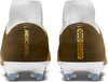 Goldene Nike Mercurial Fußballschuhe mit weißem Kragen und transparenten Stollen.