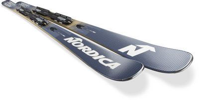Nordica-Ski mit schwarzen Bindungen auf weißem Hintergrund. Nordica-Ski mit schwarzen Bindungen auf weißem Hintergrund.