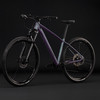 Lila Mountainbike mit Federung und schwarzen Rädern vor dunklem Hintergrund.