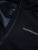 Detail einer schwarzen Jacke mit Peak Performance Logo auf der Brust und Etikett.