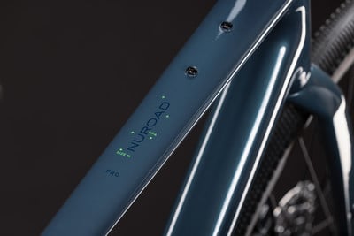 Nahaufnahme eines Fahrradrahmens mit der Aufschrift NUROAD PRO und Größe M. Nahaufnahme eines Fahrradrahmens mit der Aufschrift NUROAD PRO und Größe M.