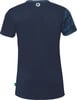 Dunkelblaues T-Shirt mit K-Logo auf dem Rücken und geometrischem Muster auf dem Ärmel.