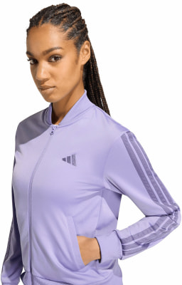 Damen-Trainingsjacke in Lila mit Adidas-Logo und Streifen an den Ärmeln. Damen-Trainingsjacke in Lila mit Adidas-Logo und Streifen an den Ärmeln.