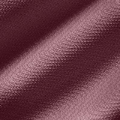 Nahaufnahme von dunkelweinamrotfarbenem Stoff mit feiner Textur. Nahaufnahme von dunkelweinamrotfarbenem Stoff mit feiner Textur.