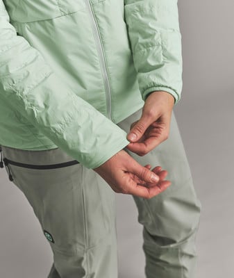 Detail einer Jacke und Händen einer Frau in einer Daunenjacke und Hose. Detail einer Jacke und Händen einer Frau in einer Daunenjacke und Hose.