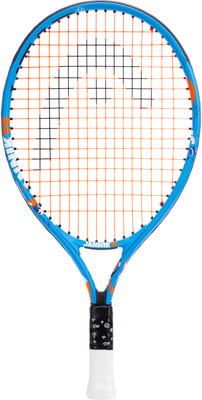 Ein blauer Tennisschläger mit orangen und schwarzen Saiten und dem Schriftzug JANNIK.