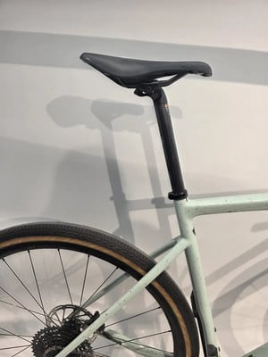 Detail eines Fahrradhecks mit Reifen und Sattel. Detail eines Fahrradhecks mit Reifen und Sattel.