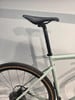 Detail eines Fahrradhecks mit Reifen und Sattel.