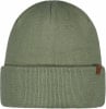 Grüne Strickmütze mit Umschlag und braunem Lederdetail mit Logo.
