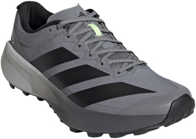 Graue Adidas Terrex Laufschuhe mit schwarzen Streifen und auffälliger Sohle. Graue Adidas Terrex Laufschuhe mit schwarzen Streifen und auffälliger Sohle.