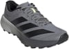 Graue Adidas Terrex Laufschuhe mit schwarzen Streifen und auffälliger Sohle.