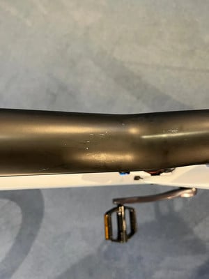Detail eines schwarzen Fahrradlenkers mit einem Pedal. Detail eines schwarzen Fahrradlenkers mit einem Pedal.