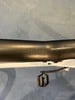 Detail eines schwarzen Fahrradlenkers mit einem Pedal.
