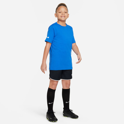 Junge in blauem T-Shirt und schwarzer Hose, schwarzen Socken und Fußballschuhen. Junge in blauem T-Shirt und schwarzer Hose, schwarzen Socken und Fußballschuhen.
