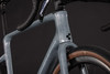 Vorderseite eines grauen Gravelbikes mit schwarzem Logo und braunem Reifen.