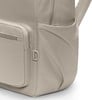 Detail eines Rucksacks mit Fronttasche und Seitenfach.