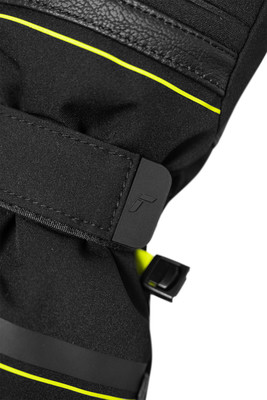 Detail einer schwarzen Handschuh mit neongelben Akzenten und Logo. Detail einer schwarzen Handschuh mit neongelben Akzenten und Logo.