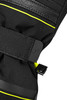 Detail einer schwarzen Handschuh mit neongelben Akzenten und Logo.