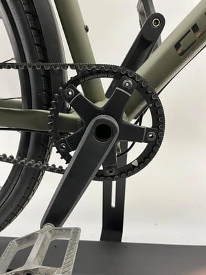 Detail der Fahrradkurbel mit Riemenantrieb.