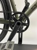 Detail der Fahrradkurbel mit Riemenantrieb.