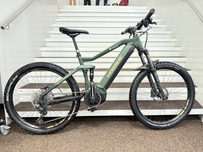 Ein grünes Haibike E-Mountainbike mit Federung auf einer Treppe. Ein grünes Haibike E-Mountainbike mit Federung auf einer Treppe.