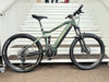 Ein grünes Haibike E-Mountainbike mit Federung auf einer Treppe.