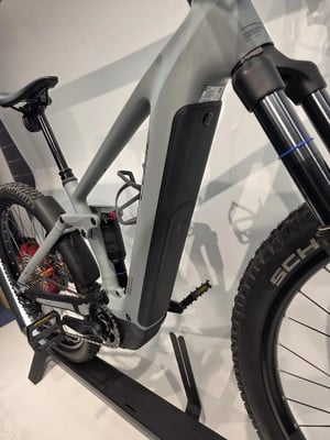 Detail eines Mountain-E-Bikes mit Federung und großem Akku im Rahmen. Detail eines Mountain-E-Bikes mit Federung und großem Akku im Rahmen.