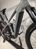 Detail eines Mountain-E-Bikes mit Federung und großem Akku im Rahmen.