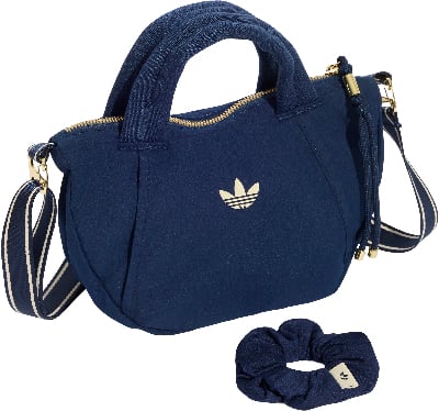 Dunkelblaue Adidas-Tasche mit Logo und Scrunchie.