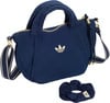 Dunkelblaue Adidas-Tasche mit Logo und Scrunchie.