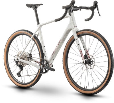 Weißes Gravelbike mit beigen Reifen und roten Details an der Gabel. Weißes Gravelbike mit beigen Reifen und roten Details an der Gabel.