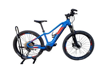 Ein blaues E-Bike auf weißem Hintergrund mit schwarzen Rädern und roten Akzenten.