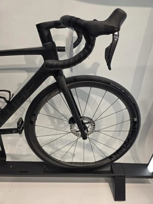 Schwarzes Rennrad mit Carbonfelgen und Scheibenbremsen. Schwarzes Rennrad mit Carbonfelgen und Scheibenbremsen.
