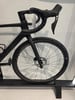 Schwarzes Rennrad mit Carbonfelgen und Scheibenbremsen.