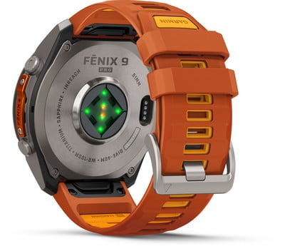 Rückseite einer orangefarbenen Garmin Fenix 9 Pro Smartwatch. Rückseite einer orangefarbenen Garmin Fenix 9 Pro Smartwatch.