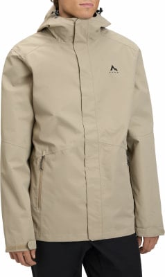 Beige Herrenjacke von McKinley mit Kapuze und Logo auf der Brust. Beige Herrenjacke von McKinley mit Kapuze und Logo auf der Brust.